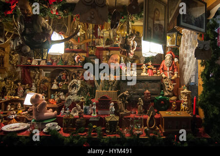 Aussteller in seinem Stand von typischen Produkten an den traditionellen Weihnachtsmärkten von Bozen in Italien. Stockfoto