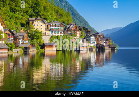 Malerische Postkartenblick auf traditionelle alte Holzhäuser in berühmte Hallstatt Bergdorf am Traun See in den Alpen im Sommer, Österreich Stockfoto