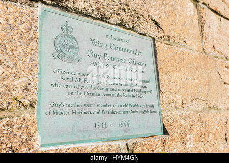 Guy Gibson Plaque, Hafendamm, Cornwall Stockfoto