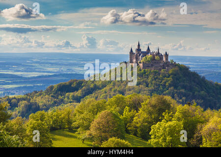 Luftaufnahme der berühmten Burg Hohenzollern, einer der meist besuchten Burgen Europas, bei Sonnenuntergang, Baden-Württemberg, Deutschland Stockfoto