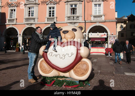 Besucher besuchen die traditionellen Weihnachtsmärkte Bozen in Italien. Stockfoto