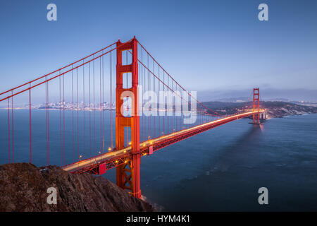 Klassische Panorama der berühmten Golden Gate Bridge gesehen aus Sicht der Batterie Spencer in schönen Beitrag Sonnenuntergang Dämmerung während der blauen Stunde in der Dämmerung in Stockfoto