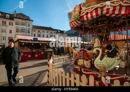 Besucher besuchen die traditionellen Weihnachtsmärkte Bozen in Italien. Stockfoto