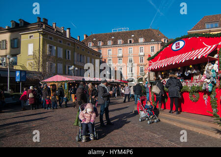 Besucher besuchen die traditionellen Weihnachtsmärkte Bozen in Italien. Stockfoto