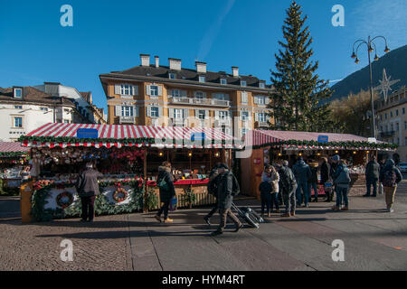 Besucher besuchen die traditionellen Weihnachtsmärkte Bozen in Italien. Stockfoto