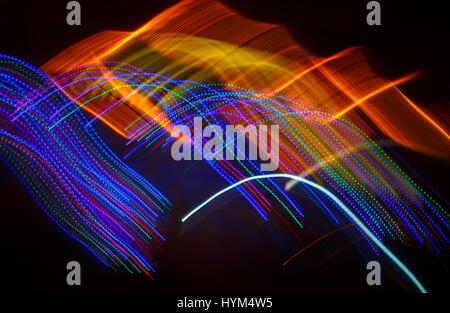 Abstraktes Bild mit Lichtspuren in verschiedenen Farben, die auf eine lange Exposition erschossen Stockfoto