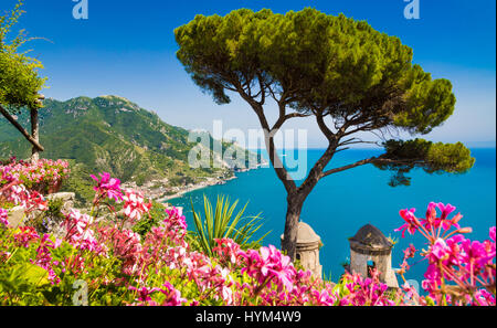 Malerischen Postkarten-Blick auf berühmte Amalfiküste mit Golf von Salerno aus Gärten der Villa Rufolo in Ravello, Kampanien, Italien Stockfoto