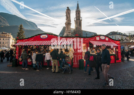 Besucher besuchen die traditionellen Weihnachtsmärkte Bozen in Italien. Stockfoto