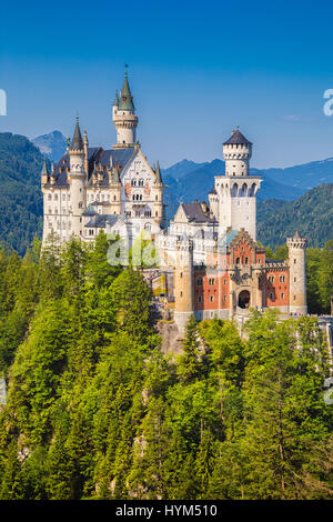 Schöne Aussicht auf das berühmte Schloss Neuschwanstein, das 19. Jahrhundert Romanesque Wiederbelebung Palast für König Ludwig II., Füssen, Bayern, Deutschland Stockfoto