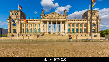 Blick auf berühmte Reichstagsgebäude, Sitz des Deutschen Bundestages (Deutscher Bundestag), in schönen goldenen Abendlicht bei Sonnenuntergang, Berlin, Stockfoto