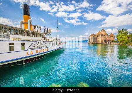 Schöne Aussicht auf traditionelle Raddampfer Ausflug Schiff mit berühmten Chateau de Chillon am Genfer See im Sommer, Kanton Waadt, Schweiz Stockfoto