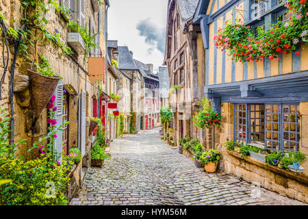 Schöne Aussicht auf die malerische enge Gasse mit historischen, traditionellen Häusern und gepflasterten Straße in eine alte Stadt in Europa mit blauem Himmel und Wolken im Sommer Stockfoto