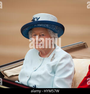 Königin Elizabeth II an Trooping die Farbe 2014, London, UK. Bildnachweis: Malcolm Park/Alamy. Stockfoto