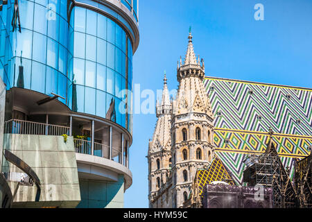 Haas-Haus mit dem Stephansdom am Stephansplatz in Wien, Österreich Stockfoto