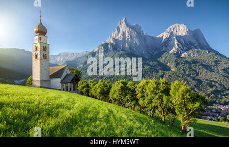 Idyllische Berglandschaft der Dolomiten mit St. Valentin Kirche und berühmten Mount Schlern im schönen Morgenlicht bei Sonnenaufgang, Südtirol, Italien Stockfoto