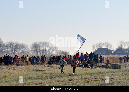 Hals, Wijdewormer, Niederlande 10. Januar 2009: Ice Tellspiele in Winterlandschaft. Eine traditionelle Eis Tellspiele Tour 'De Bannetocht' Stockfoto