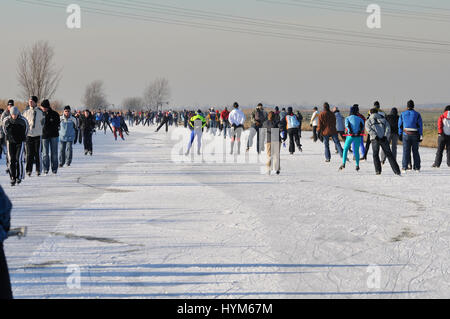 Hals, Wijdewormer, Niederlande 10. Januar 2009: Ice Tellspiele in Winterlandschaft. Eine traditionelle Eis Tellspiele Tour 'De Bannetocht' Stockfoto