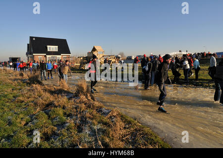 Hals, Wijdewormer, Niederlande 10. Januar 2009: Ice Tellspiele in Winterlandschaft. Eine traditionelle Eis Tellspiele Tour 'De Bannetocht' Stockfoto