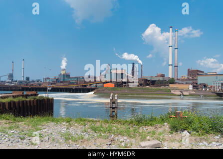 großen Stahlfabrik an der Nordseeküste in den Niederlanden Stockfoto