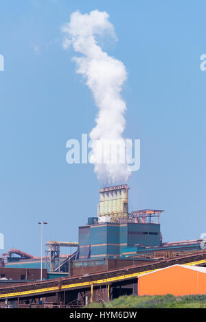 Rauchende Schlote der Stahlfabrik in den Niederlanden Stockfoto