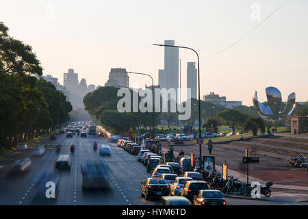 Verkehr auf Avenida Presidente Figueroa Alcorta. Recoleta, Buenos Aires, Argentinien. Stockfoto