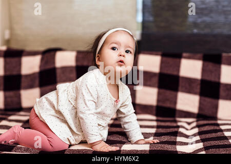 Ein Jahr Babymädchen kriecht. Stockfoto