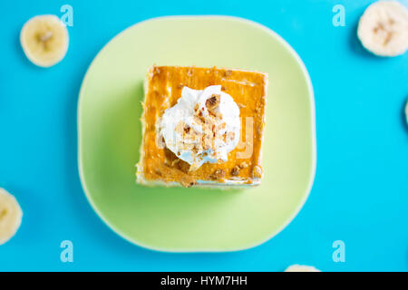 Bananen-Kuchen in einer Platte auf blauem Hintergrund Stockfoto