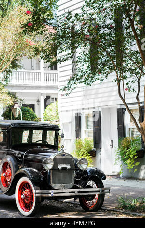 1928 Ford Model A geparkt entlang von Bäumen gesäumten Straße in Charleston, South Carolina Stockfoto