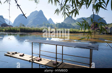 Bambus-Floß schwimmt auf Li-Fluss in China Stockfoto