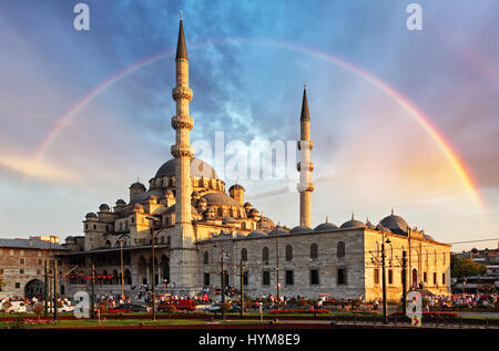 Istanbul - neue Moschee, Yeni Cami am Abend mit Regenbogen, Eminönü Bezirk, Türkei Stockfoto