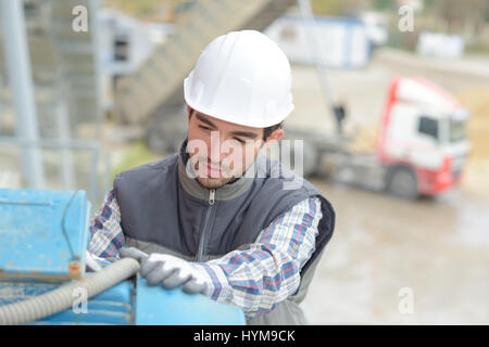 Mann mit Kompressor auf Baustelle Stockfoto