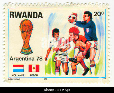 GOMEL, WEIßRUSSLAND, 4. APRIL 2017. Briefmarke gedruckt in Ruanda zeigt Bild der Weltmeisterschaft 1978, die 11. Inszenierung des FIFA World Cup, Quadriennale in Stockfoto