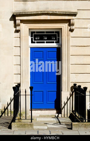 Eine blaue Tür im Queen Square, Bristol, UK Stockfoto