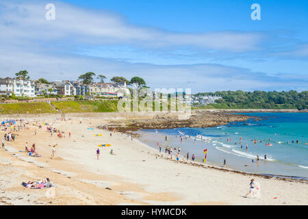 Falmouth Cornwall beschäftigt Gyllyngvase Strand voller Urlauber auf einem belebten Strand Falmouth Cornwall Westengland England gb uk EU-Europa Stockfoto