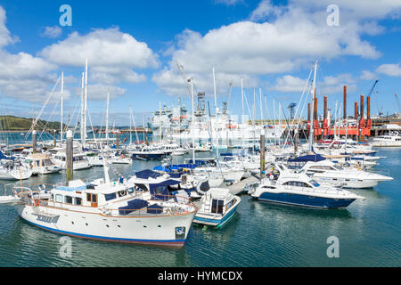 Falmouth Cornwall Yachten und kleine Boote im Hafen Pendennis Marina in Falmouth Cornwall England West Country UK GB Großbritannien EU-Europa Stockfoto