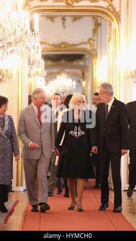 Der Prinz von Wales (zweiter von links) und der Herzogin von Cornwall (Mitte) werden durch den Bundespräsidenten der Republik Österreich Alexander Van der Bellen (rechts) und First Lady Doris Schmidauer (ganz links), in der Hofburg in Wien am achten Tag der Europatour begrüßt. Stockfoto