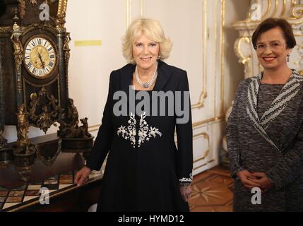 Die Herzogin von Cornwall ist eine Tour der presidential Apartments im Wiener Hofburg durch First Lady Doris Schmidauer (rechts), am achten Tag der Europatour gegeben. Stockfoto