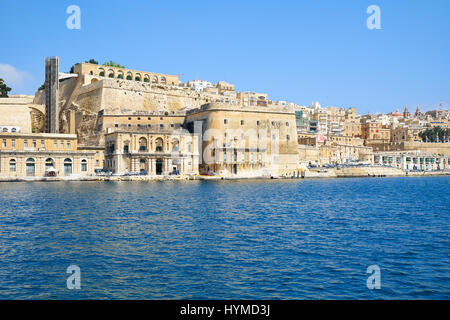Die Aussicht auf Valletta Hauptstadt Befestigungsanlagen mit Fort Lascaris und Upper und Lower Barrakka Gardens aus dem Wasser des Grand Harbour. Malta Stockfoto