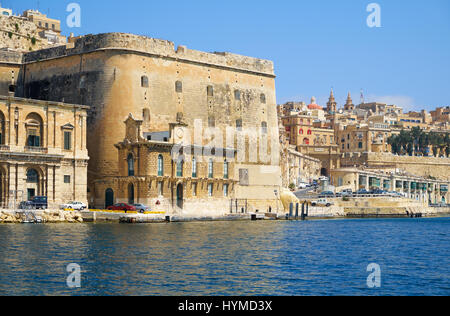 Die Aussicht auf Valletta Befestigungen mit Fort Lascaris und Upper und Lower Barrakka Gardens aus dem Wasser des Grand Harbour. Malta Stockfoto