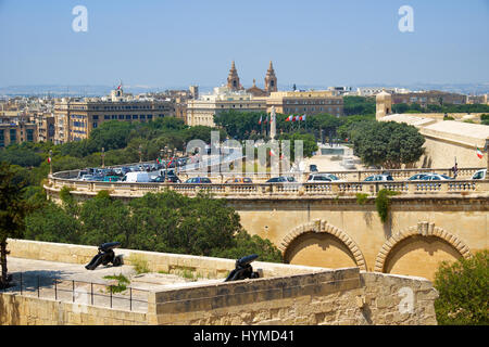 Die Ansicht von Floriana mit den Top-Sehenswürdigkeiten (Kirche von St. Publius, Kriegerdenkmal, Girolamo Cassar Straße) von der Upper Barrakka Gardens in Valletta, Ma Stockfoto