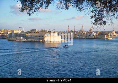 Die Aussicht auf den Grand Harbour (Hafen von Valletta) mit «drei Städte» (drei befestigte Städte Birgu, Senglea und Cospicua).  Malta. Stockfoto