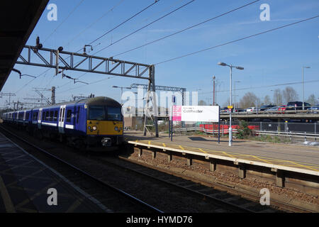 Hielt der Zug am Bahnsteig, Colchester Nordbahnhof Stockfoto