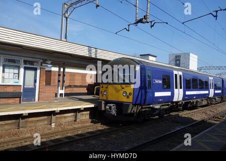 Hielt der Zug am Bahnsteig, Colchester Nordbahnhof Stockfoto