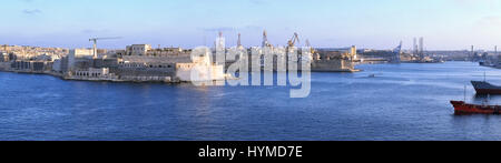 Der Panoramablick über den Grand Harbour (Hafen von Valletta) mit «drei Städte» (drei befestigte Städte Birgu, Senglea und Cospicua).  Malta. Stockfoto