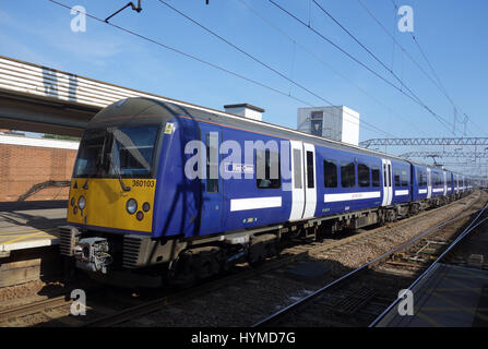 Hielt der Zug am Bahnsteig, Colchester Nordbahnhof Stockfoto