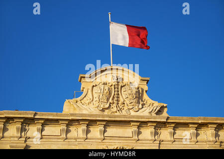 Die Dekoration, garniert mit ein maltesischer Flagge auf dem Dach von der Auberge de Castille (jetzt Büro des Premierministers von Malta) mit dem Wappen von Stockfoto