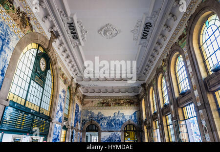 Sao Bento Bahnhof mit berühmten Azulejo-Fliesen-Platten zeigen Szenen der Geschichte Portugals und Zeitplan aufgeteilt Klappe Display in Porto Stockfoto