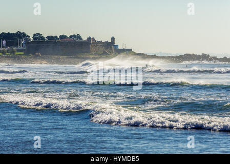 Fort Sao Francisco Queijo (allgemein bekannt als Burg von Käse) in der Stadt Porto, Portugal. Blick vom Strand von Matosinhos Stadt Stockfoto