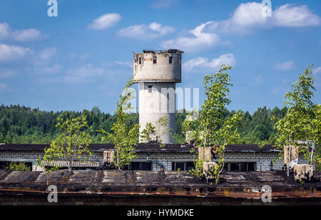 Wasserturm und Dächer von Wohnhäusern in Skrunda-1 Geisterstadt, ehemaligen Gelände der sowjetischen Dnepr Radarstation in der Nähe von Skrunda Stadt in Lettland Stockfoto