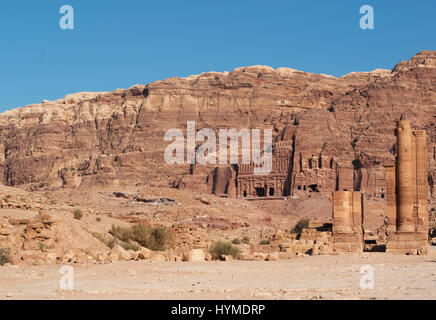 Petra, Jordanien: Könige Wand mit den königlichen Gräbern Grabbeigaben Strukturen in der Felswand, gesehen durch die Säulen des großen Tempels gehauen Stockfoto